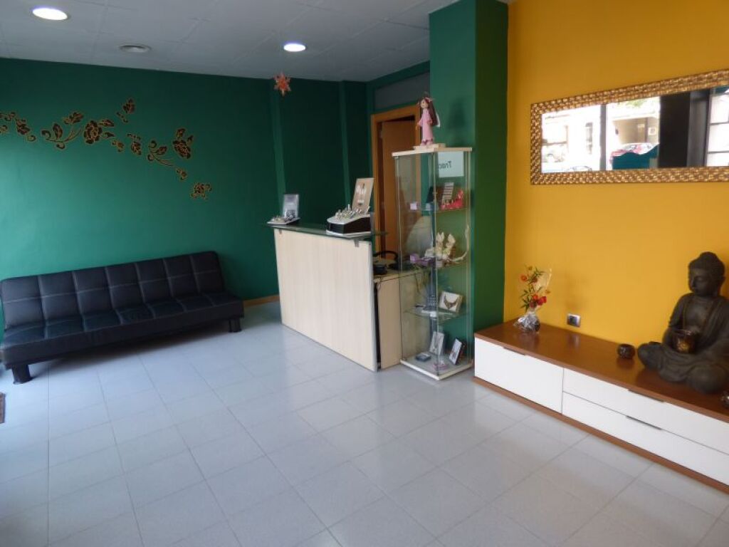 Foto local comercial reformado en alquiler en la font dels capellans de manresa