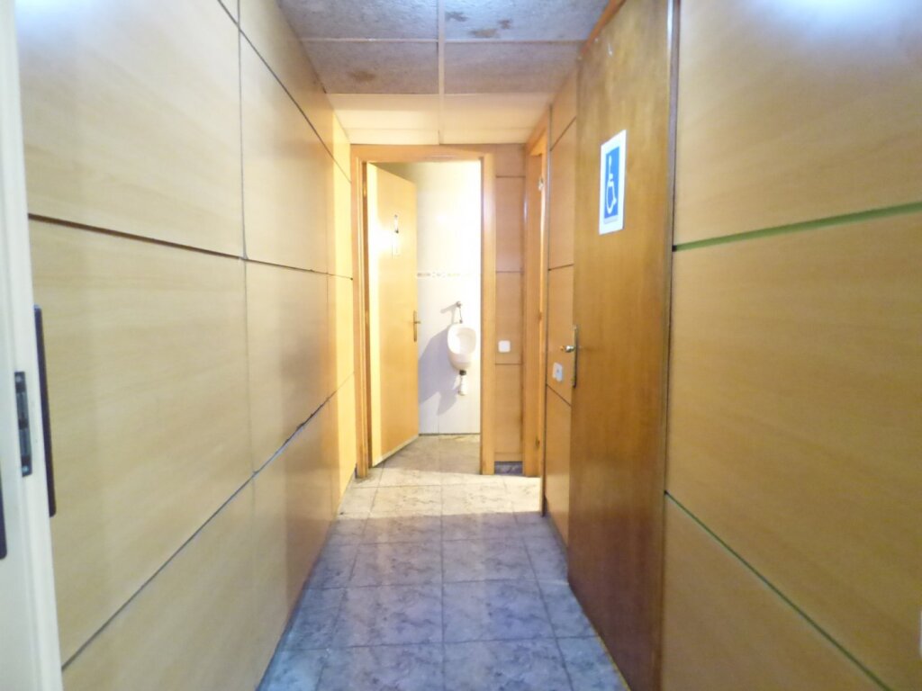 gran local con distintos ambientes en venta en el centro de manresa. foto grande (3)