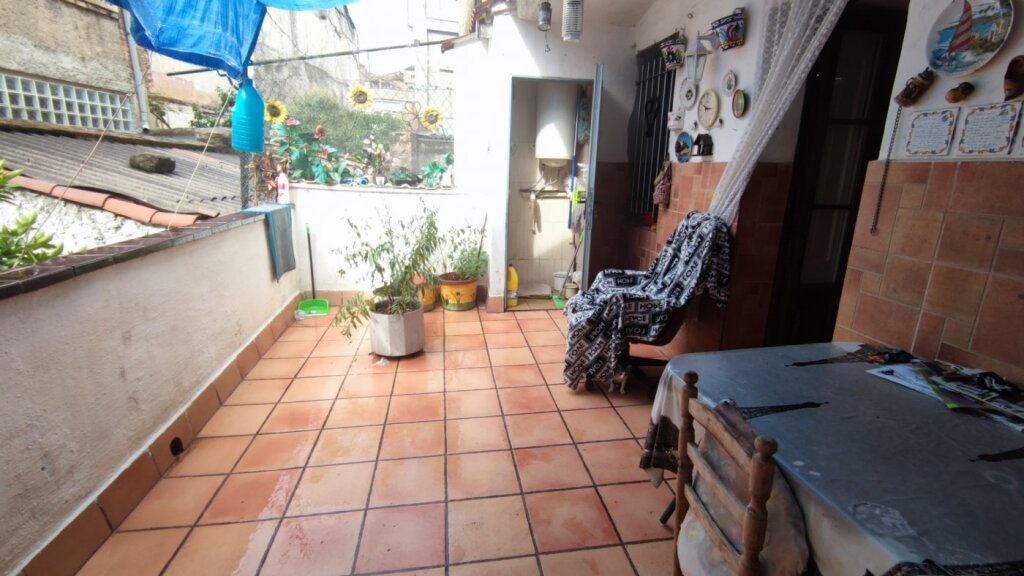 Foto casa de tres plantas en venta de cuatro habitaciones con patio y terraza en manresa.