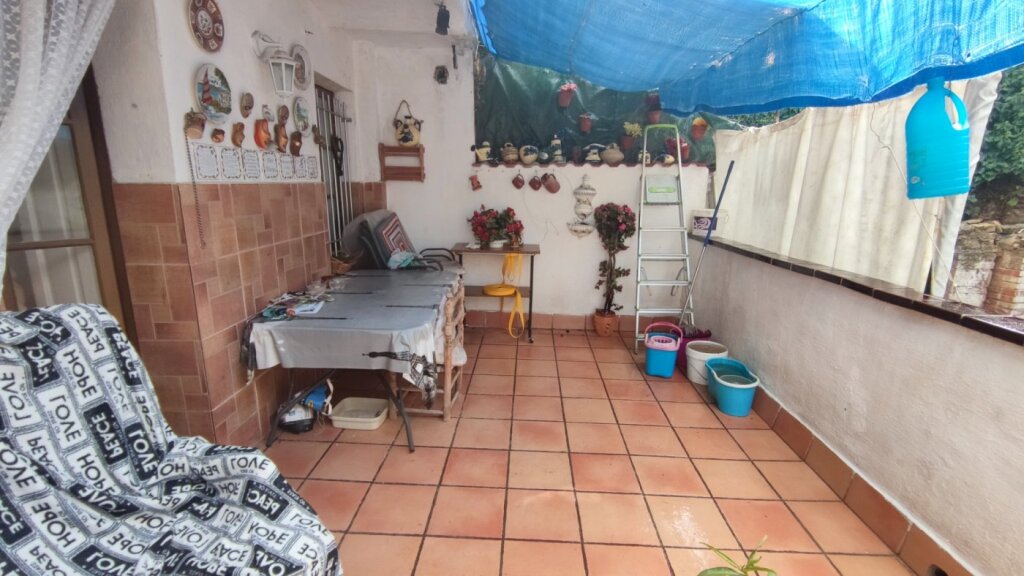 casa de tres plantas en venta de cuatro habitaciones con patio y terraza en manresa. foto grande (2)