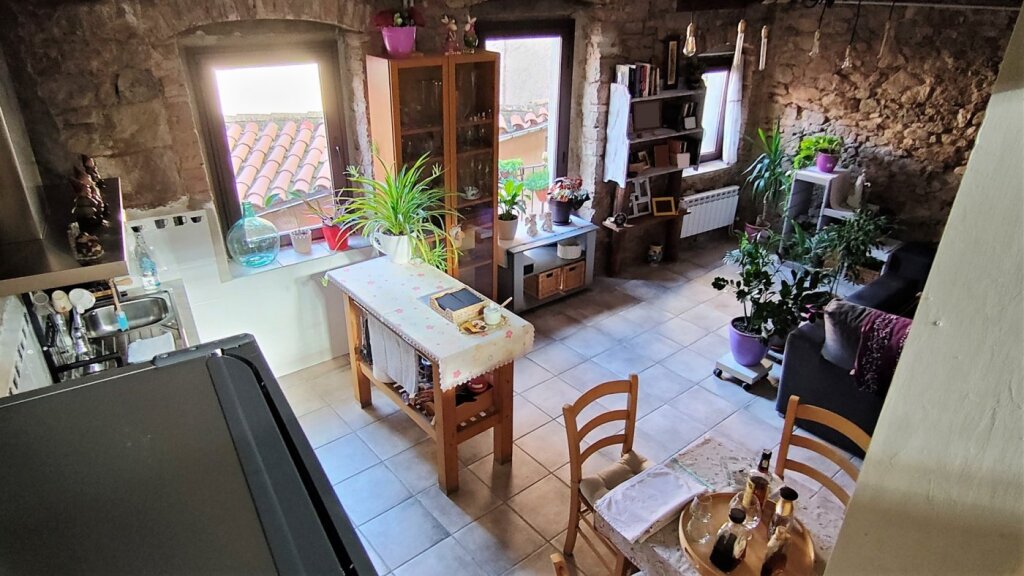 Foto casa de tres plantas unica en su estilo en venta en el centro de santpedor.