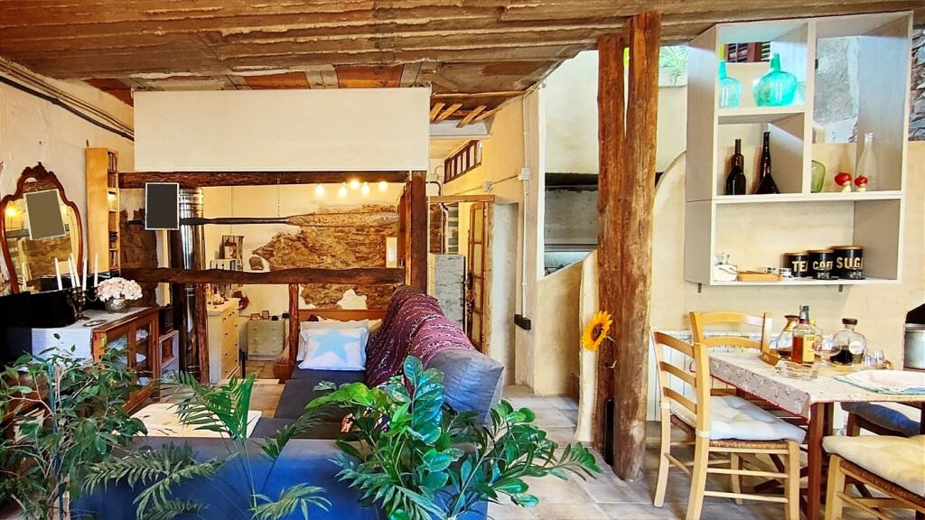 casa de tres plantas unica en su estilo en venta en el centro de santpedor. foto grande (2)
