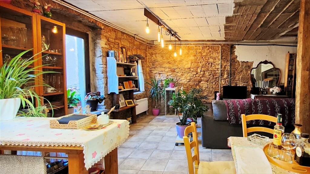 casa de tres plantas unica en su estilo en venta en el centro de santpedor. foto grande (3)