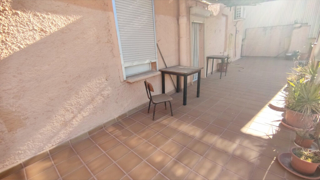 Foto gran casa de nueve habitaciones con terraza, garaje y local para reformar a la venta en santpedor.