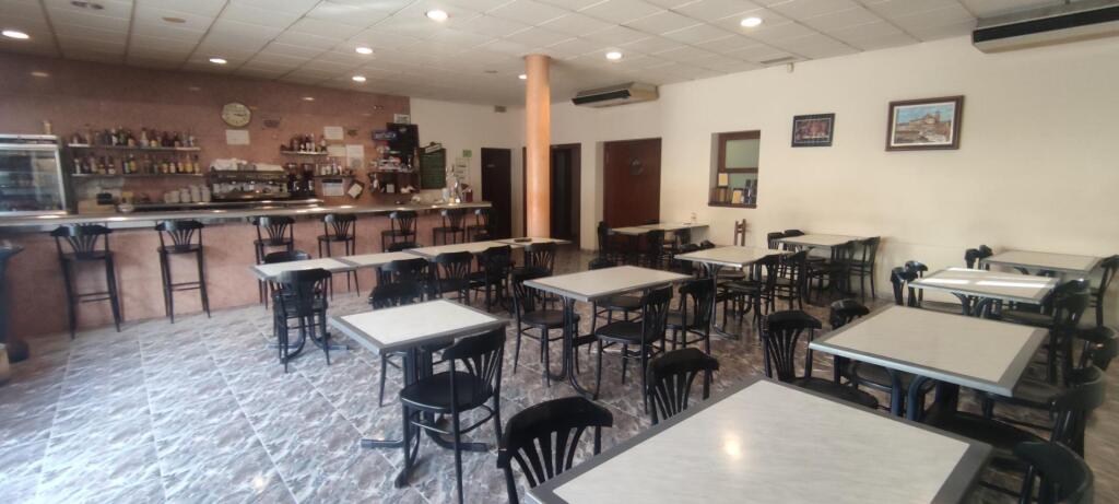 Foto negocio de restaurante con vivienda y solar en balsareny ideal inversores - actualmente alquilado
