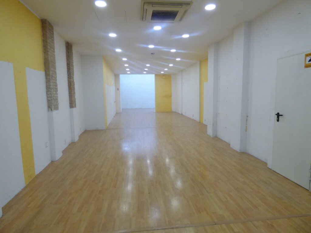 Foto local comercial en alquiler en pleno centro de manresa