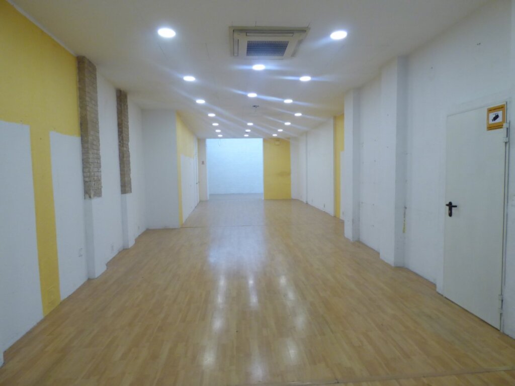 local comercial en alquiler en pleno centro de manresa foto grande (3)