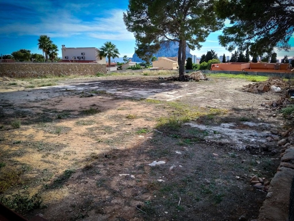 ¡Raro! Terreno de 2000m2 con excepcionales vistas al Peñón y al mar.