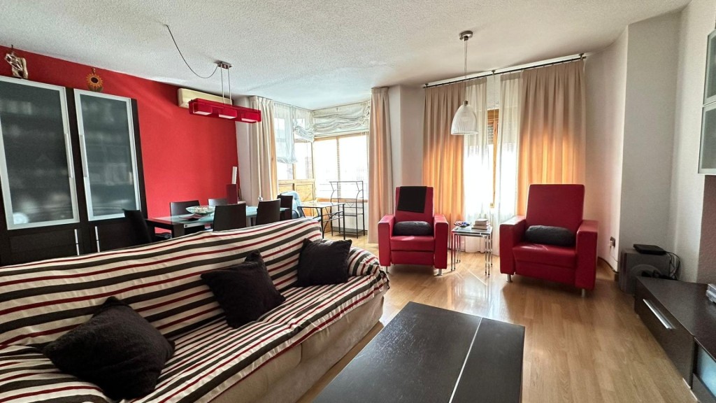 Piso de 3 dormitorios en el centro de Almoradí.