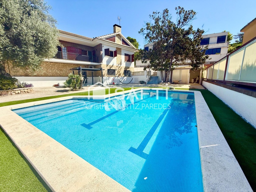 Chalet exclusivo en Tiana con piscina privada.