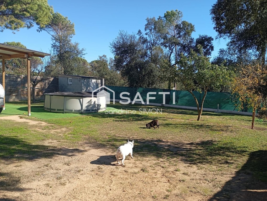 Preciosa y comoda casa unifamiliar de una planta con jardin, parking cerca de Vidreres en zona residencial.