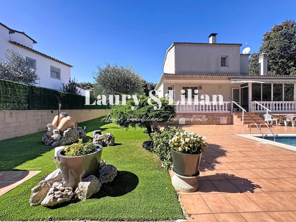 ¡Nuevo! Casa de 4 dormitorios, piscina, garaje, caseta de pi - foto 42