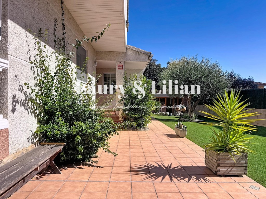 ¡Nuevo! Casa de 4 dormitorios, piscina, garaje, caseta de pi - foto 4