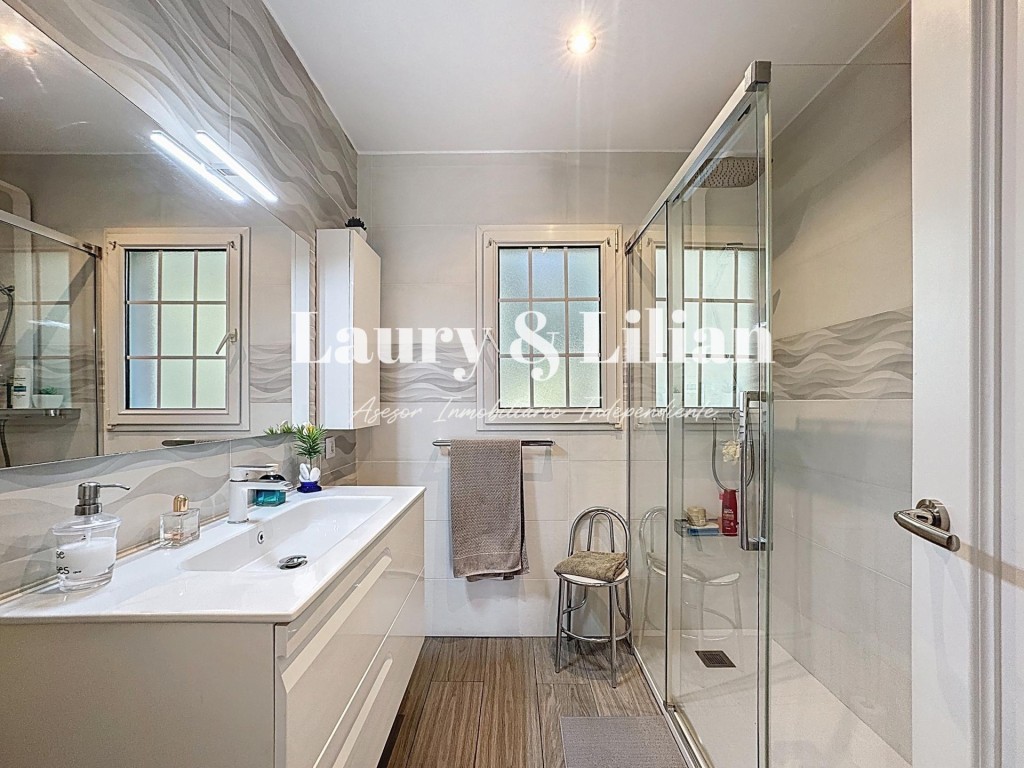 ¡Nuevo! Casa de 4 dormitorios, piscina, garaje, caseta de pi - foto 17