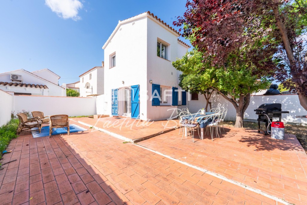 Casa adosada reformada 2 habitaciones y con Jardín Privado –