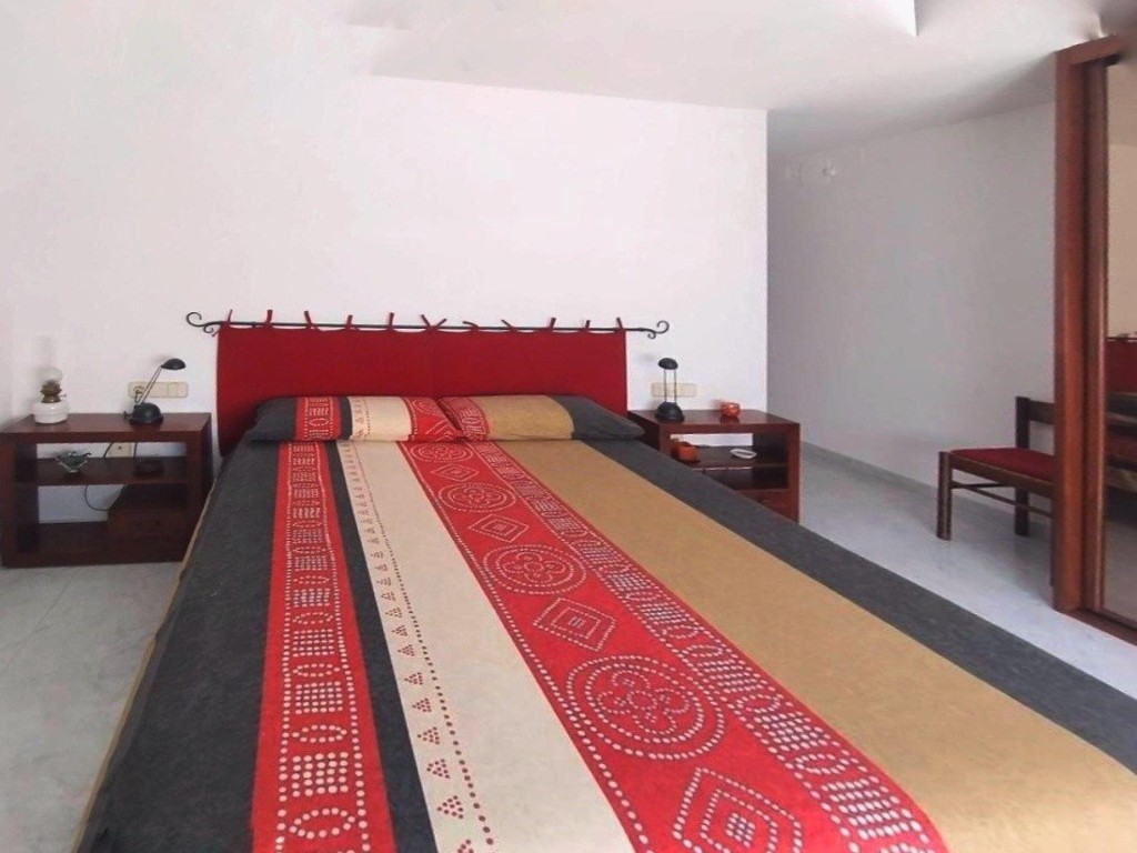 Chalet adosado de 6 habitaciones en Salt - foto 2