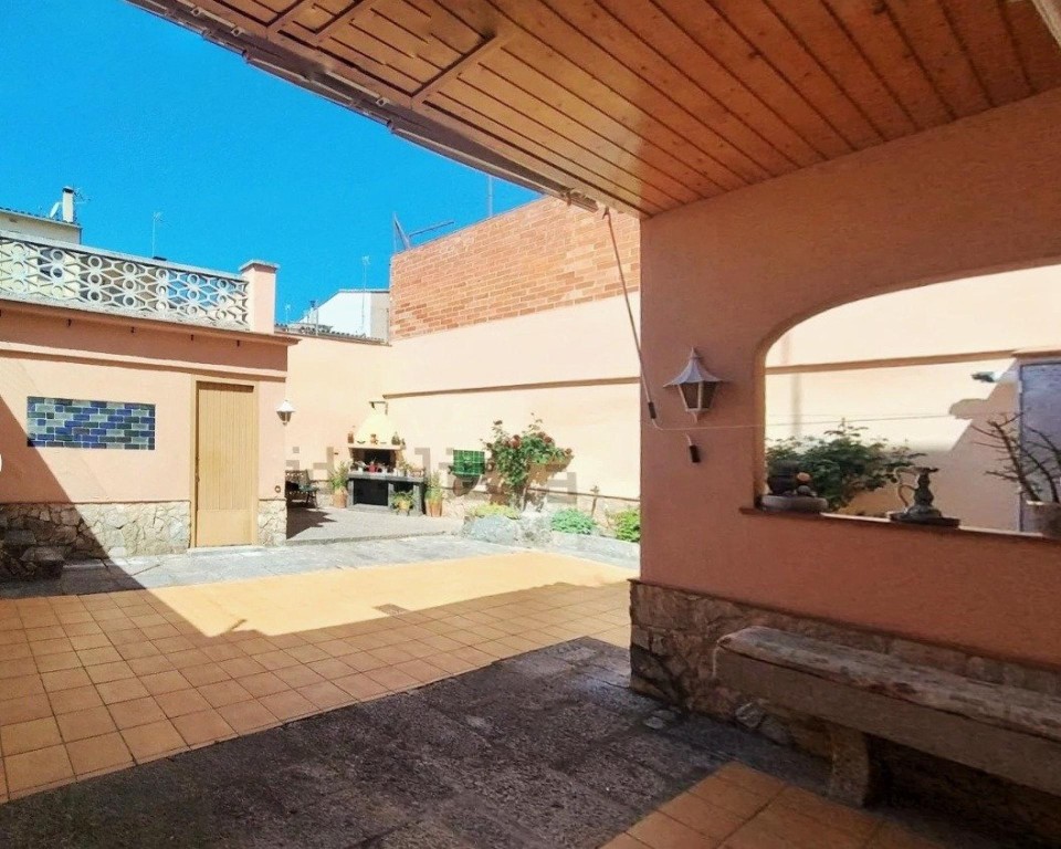 Chalet adosado de 6 habitaciones en Salt - foto 5