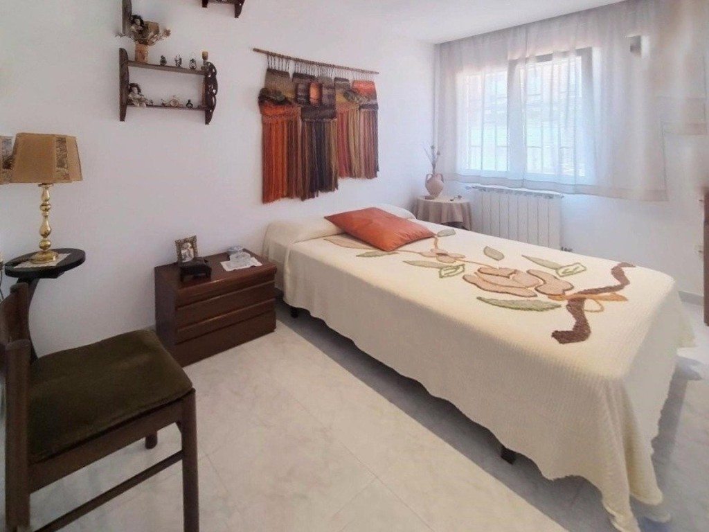 Chalet adosado de 6 habitaciones en Salt - foto 3