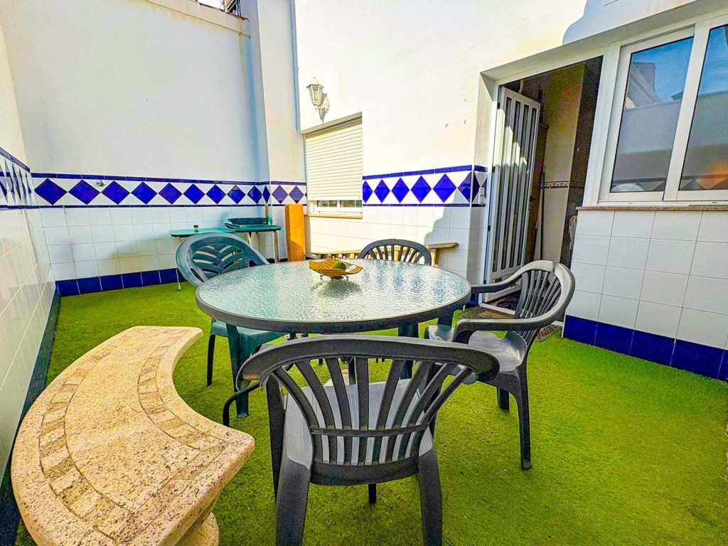 Amplio dúplex con patio, garaje y todas las comodidades. - foto 2