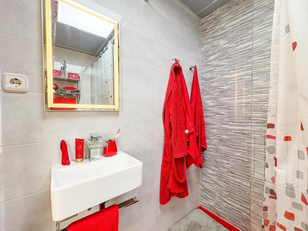 Amplio dúplex con patio, garaje y todas las comodidades. - foto 21