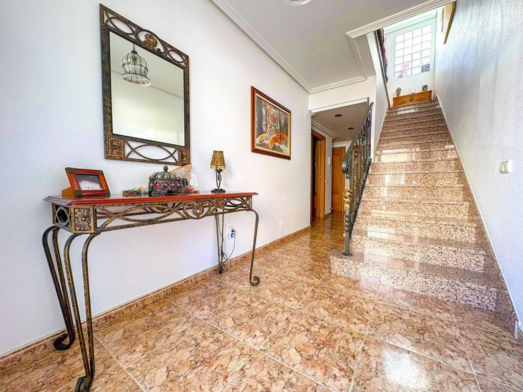 Amplio dúplex con patio, garaje y todas las comodidades. - foto 8