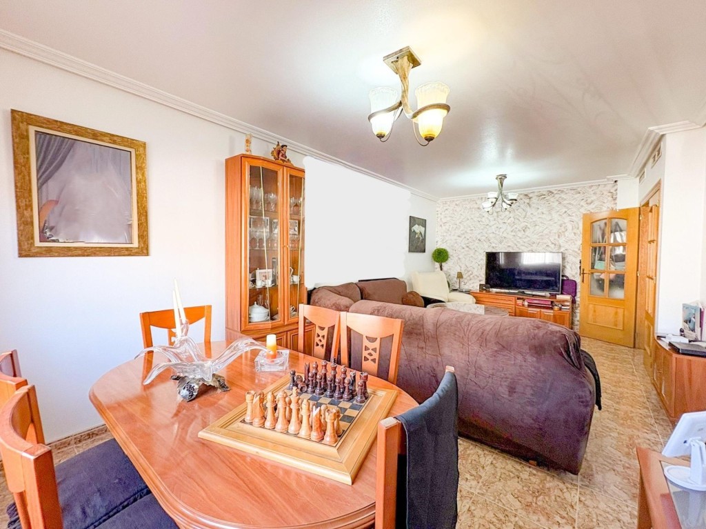 Amplio dúplex con patio, garaje y todas las comodidades. - foto 6