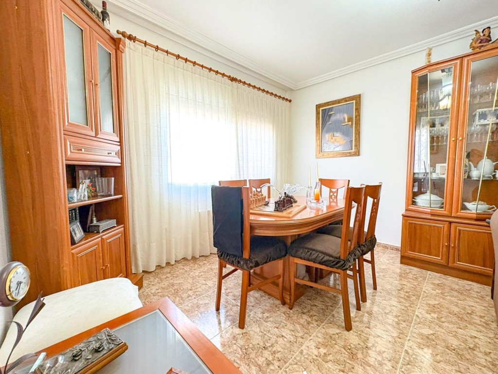 Amplio dúplex con patio, garaje y todas las comodidades. - foto 3