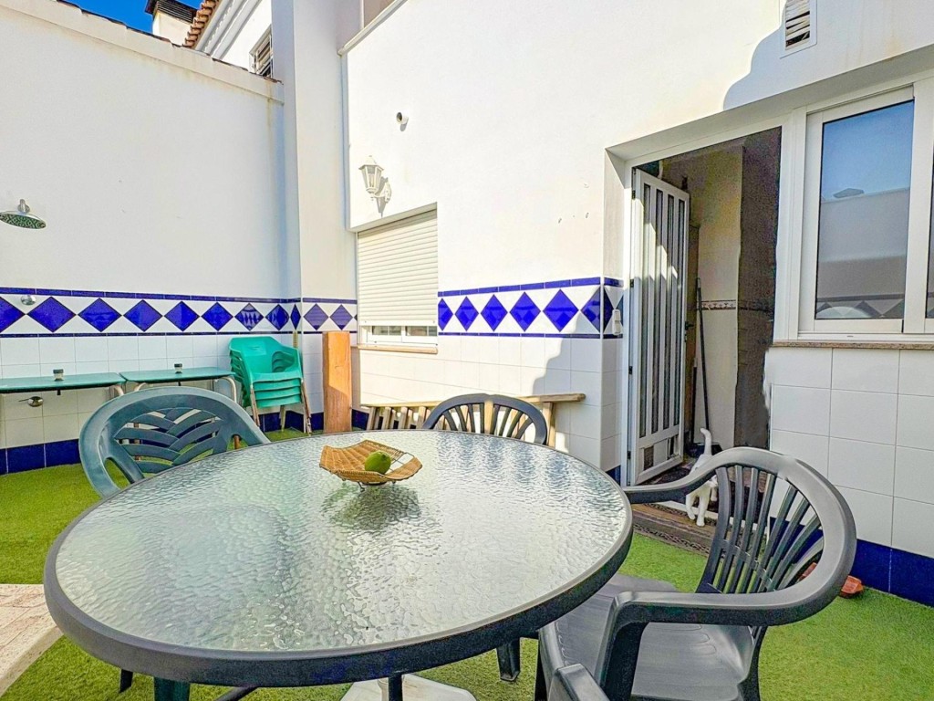 Amplio dúplex con patio, garaje y todas las comodidades. - foto 15