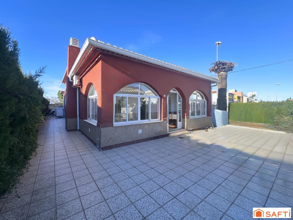 VILLA INDEPENDIENTE CON PISCINA A 500 M DE LA PLAYA – OLIVA