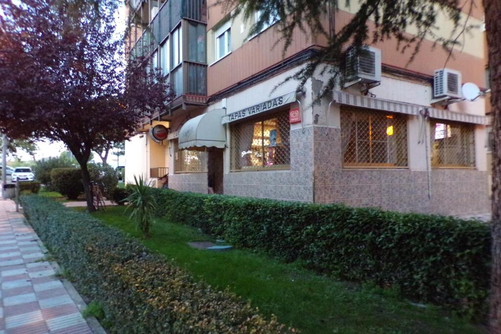 Venta dos locales .Bar- cafetería en funcionamiento, con clientela suficiente para pagar las letras y local almacén en el mismo precio.