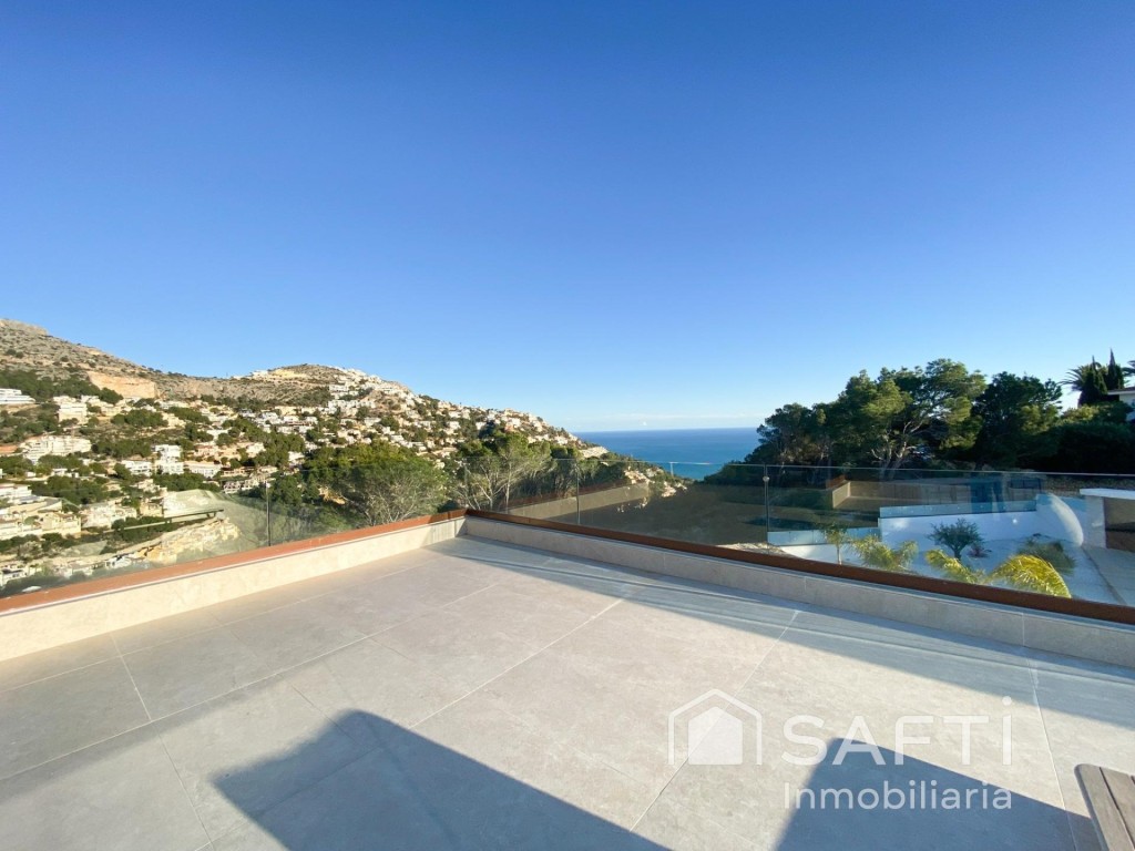 Villa moderna con terrazas panorámicas en Altea Hills