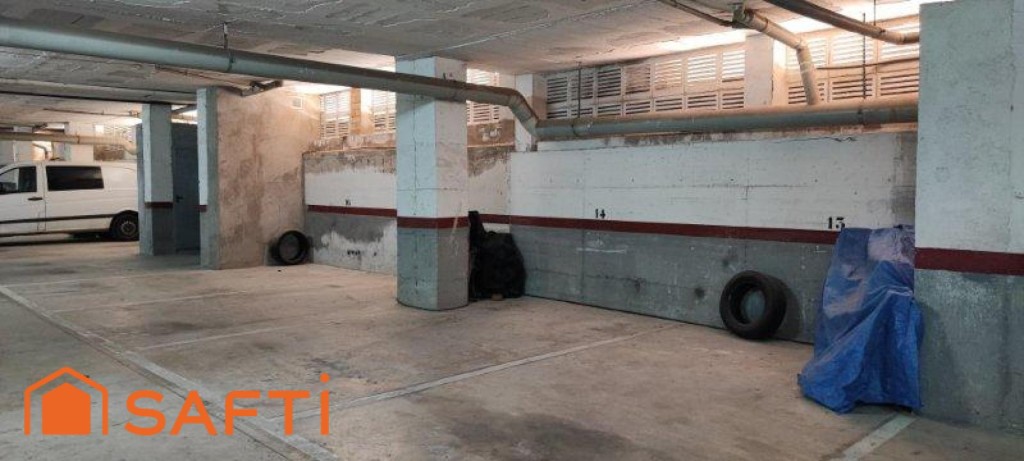 Plaza de aparcamiento para coche mediano-pequeño o  moto en comunidad cerrada