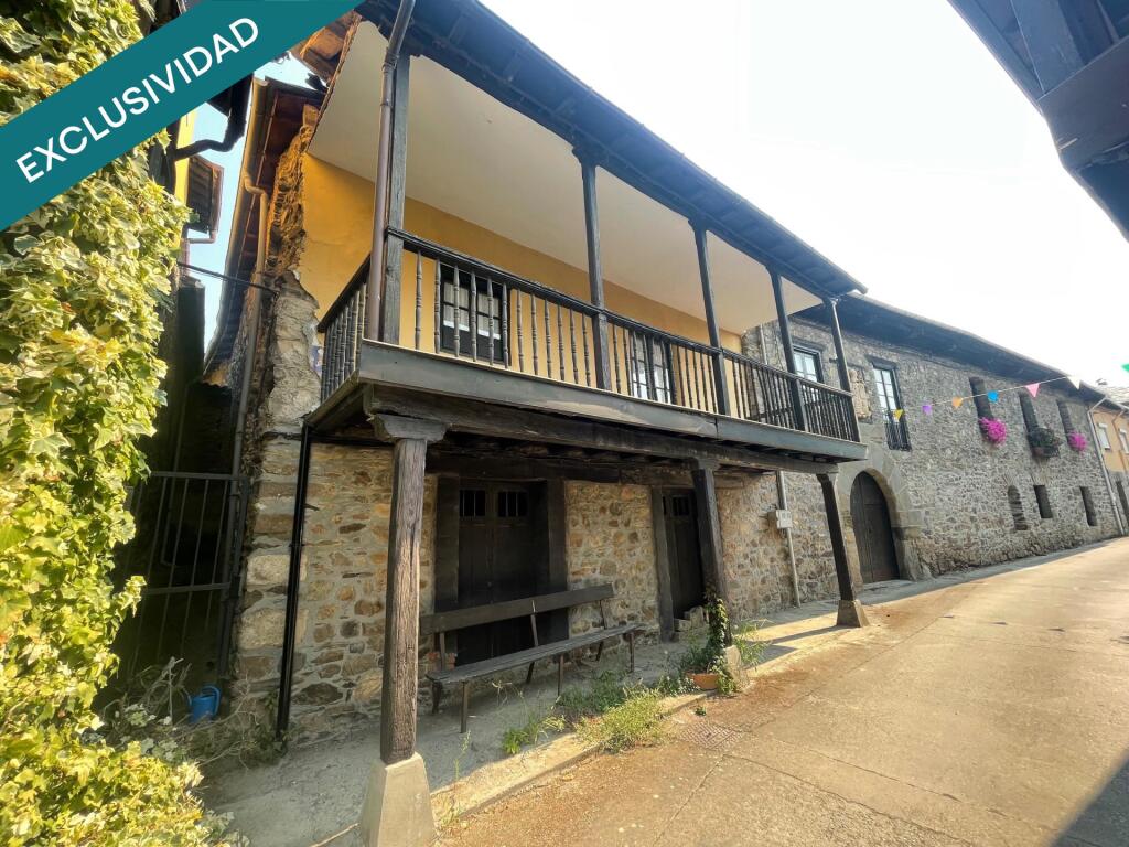 Casa de piedra blasonada con patio interior, bodega y lareira – San Esteban de Valdueza (Ponferrada)