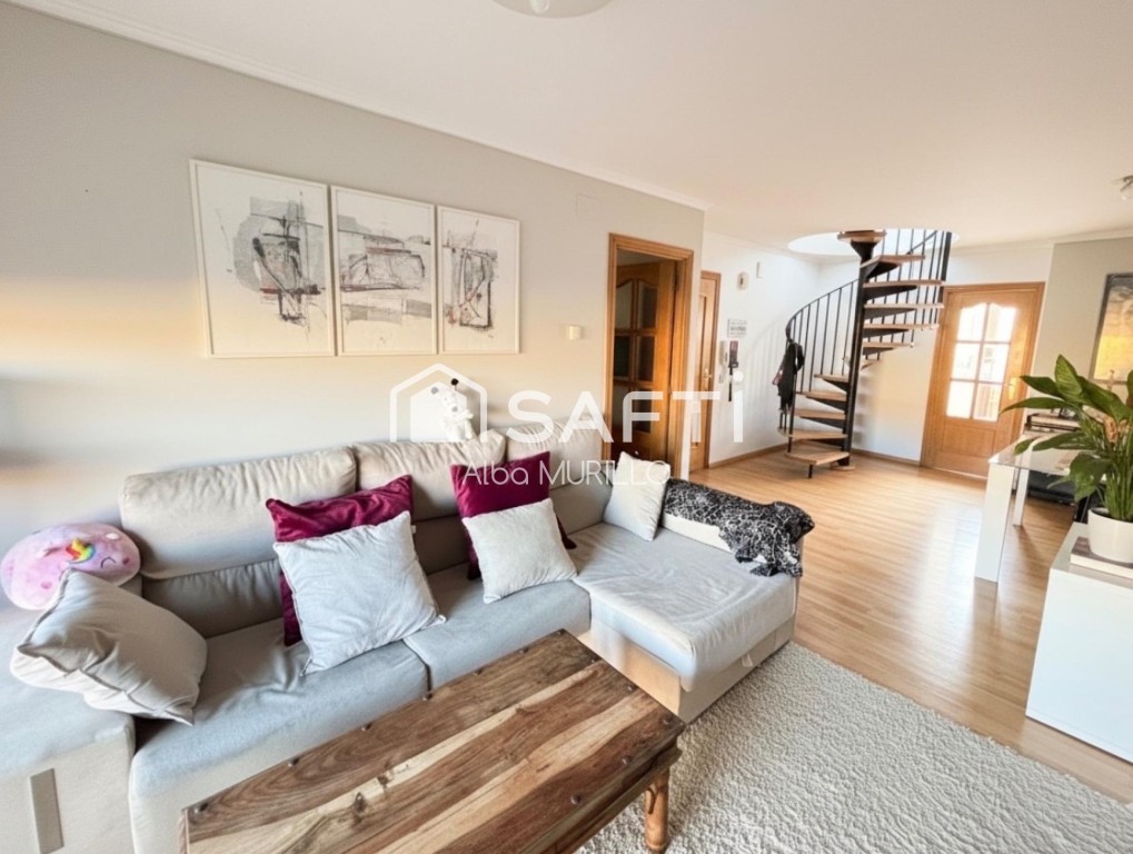 Encantador dúplex con balcón y terraza en La Girada, Vilafra