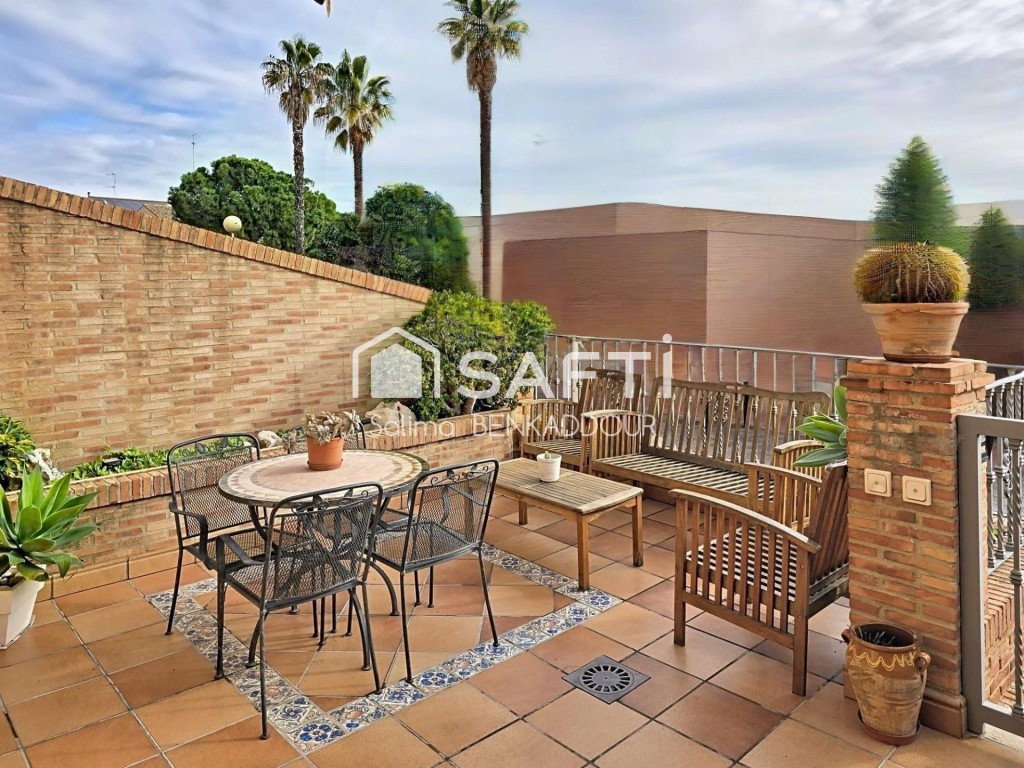 Elegante adosado de tres plantas con amplias terrazas