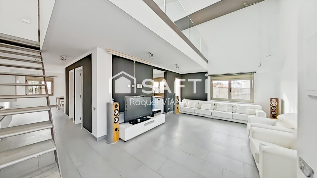 ¿Buscas una casa de alquiler con estilo moderno, espacio y luz natural?