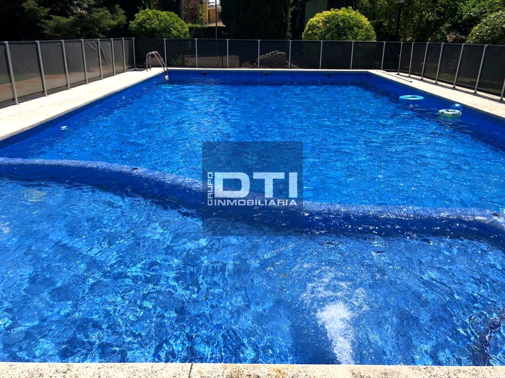 Chalet de lujo con jardín y piscina en urbanización privada. - foto 18