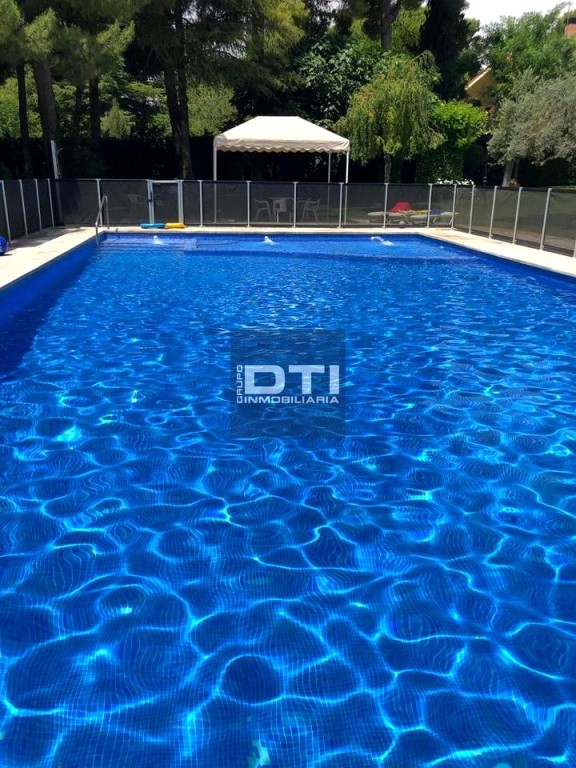 Chalet de lujo con jardín y piscina en urbanización privada. - foto 19