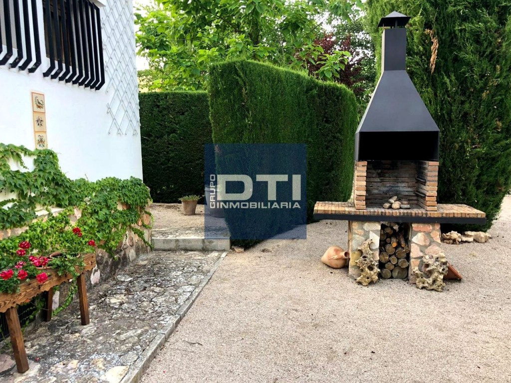 Chalet de lujo con jardín y piscina en urbanización privada. - foto 13