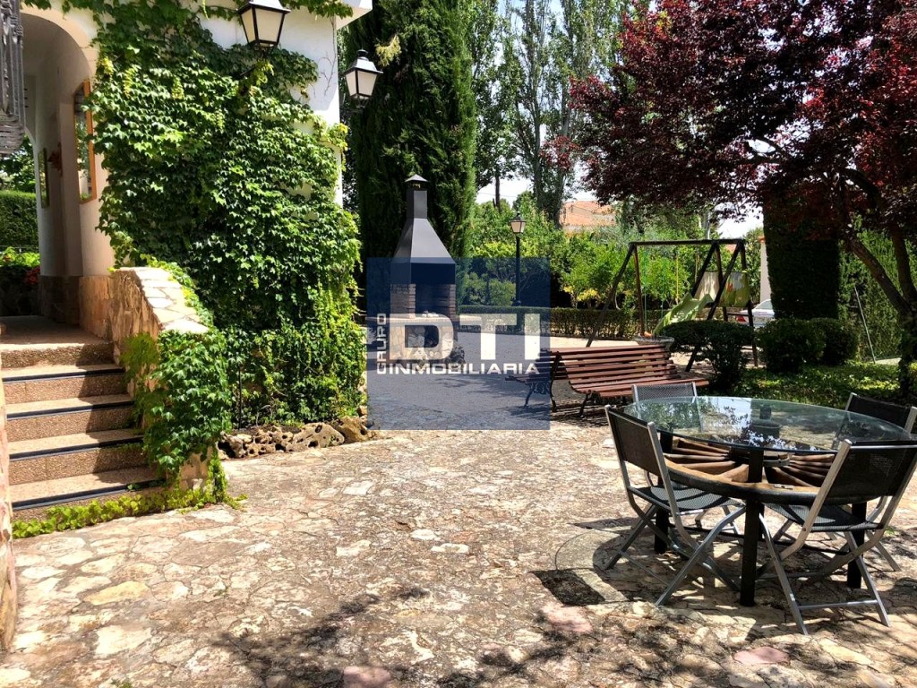 Chalet de lujo con jardín y piscina en urbanización privada. - foto 10