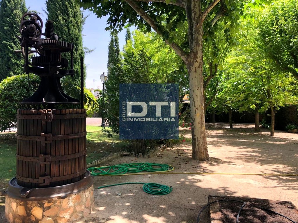 Chalet de lujo con jardín y piscina en urbanización privada. - foto 8