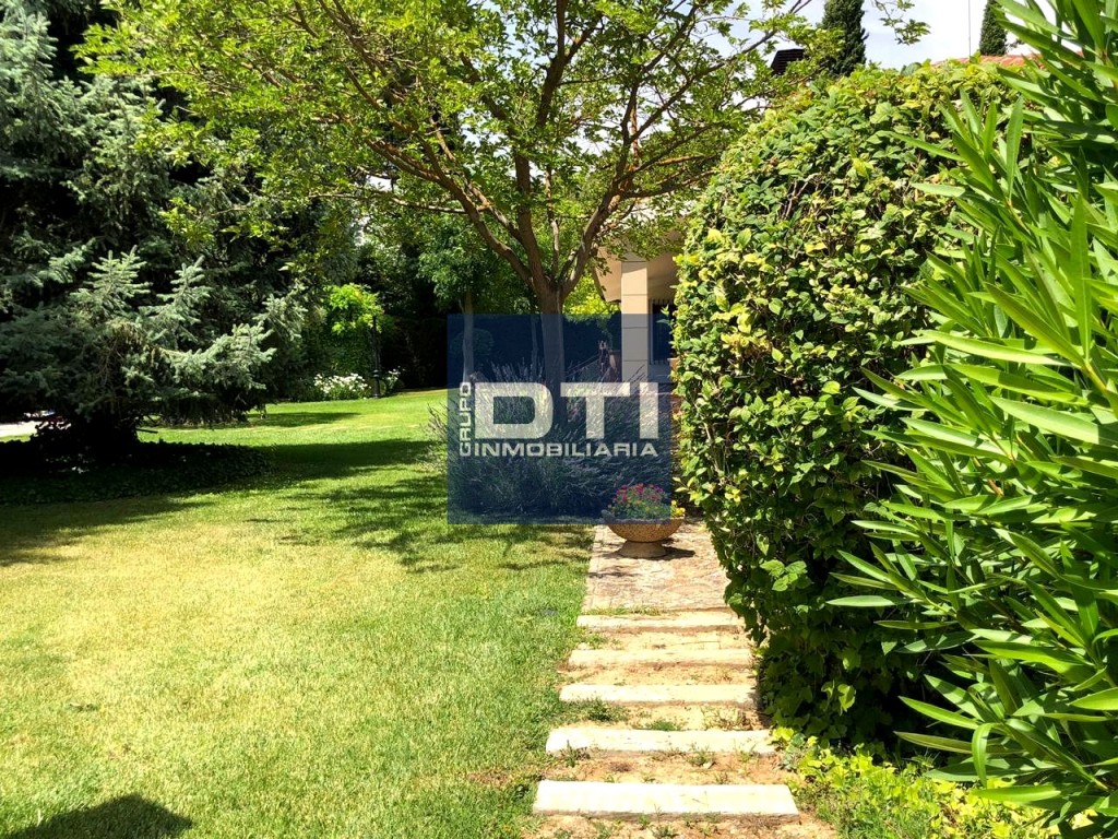 Chalet de lujo con jardín y piscina en urbanización privada. - foto 4