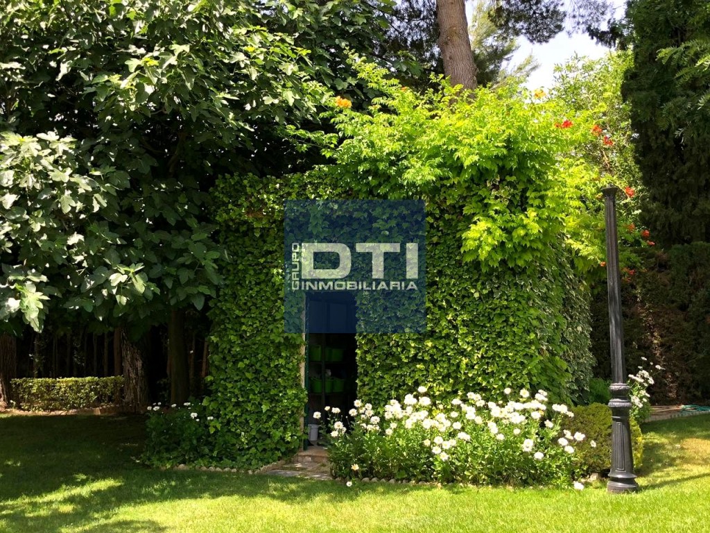 Chalet de lujo con jardín y piscina en urbanización privada. - foto 16