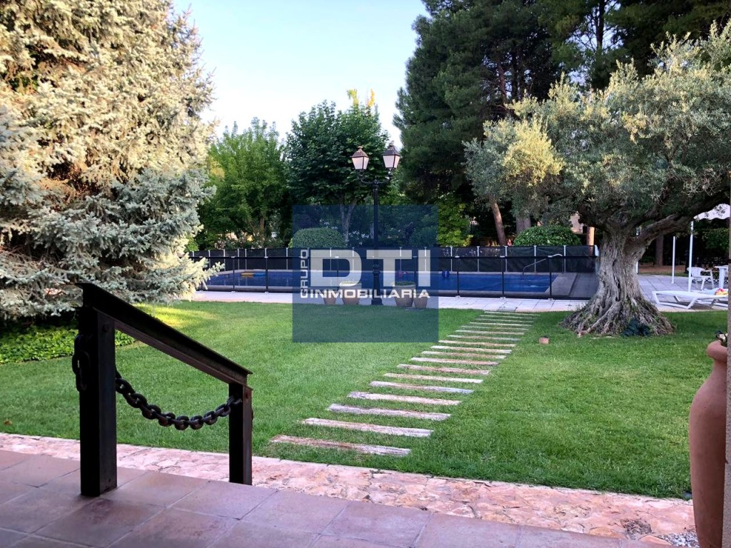 Chalet de lujo con jardín y piscina en urbanización privada. - foto 14