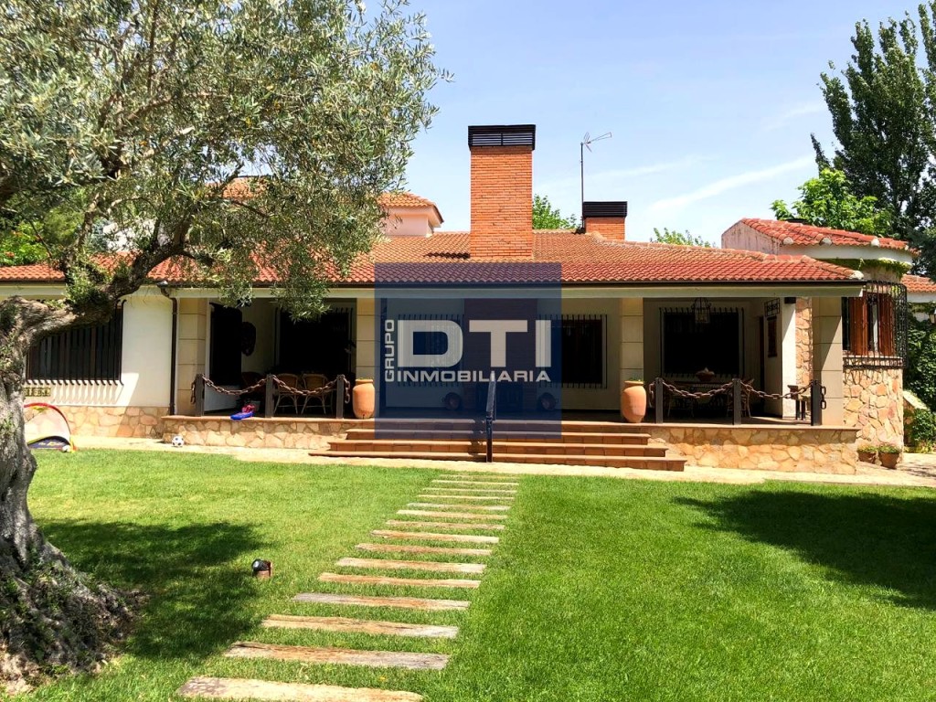 Chalet de lujo con jardín y piscina en urbanización privada. A 3 Km de Albacete