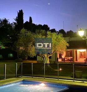 Chalet de lujo con jardín y piscina en urbanización privada. - foto 3