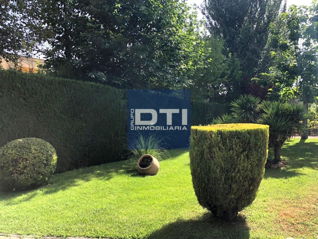 Chalet de lujo con jardín y piscina en urbanización privada. - foto 7