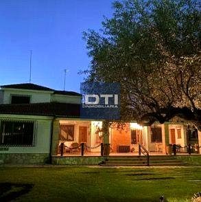 Chalet de lujo con jardín y piscina en urbanización privada. A 3 Km de Albacete