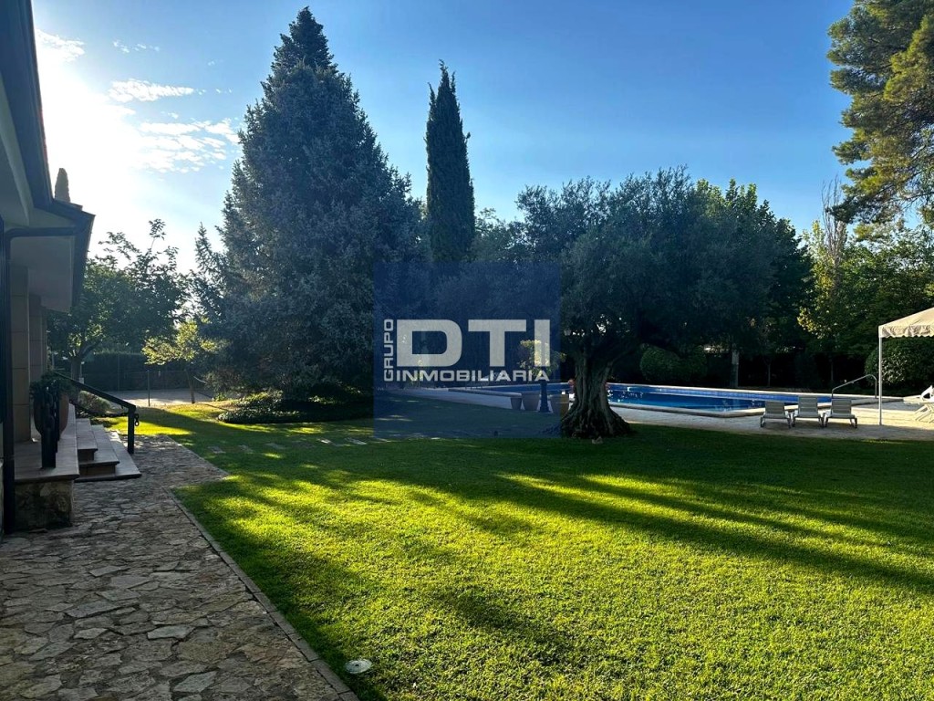 Chalet de lujo con jardín y piscina en urbanización privada. - foto 5