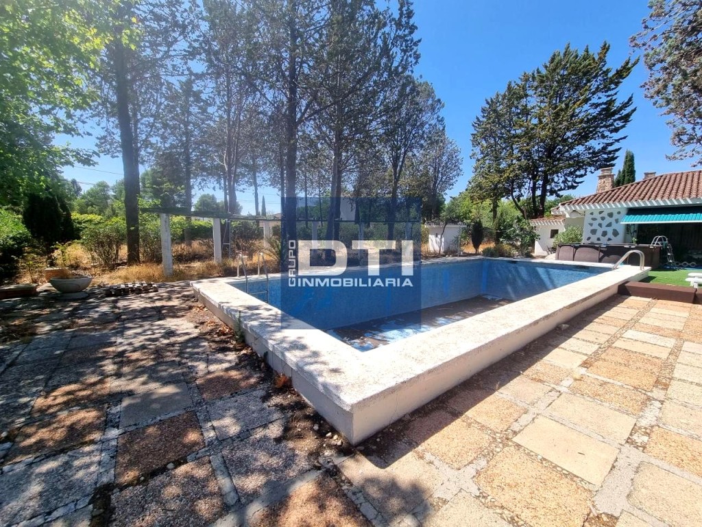 Parcela urbana excepcional con 3 casas, jardín y piscina a 5 - foto 9